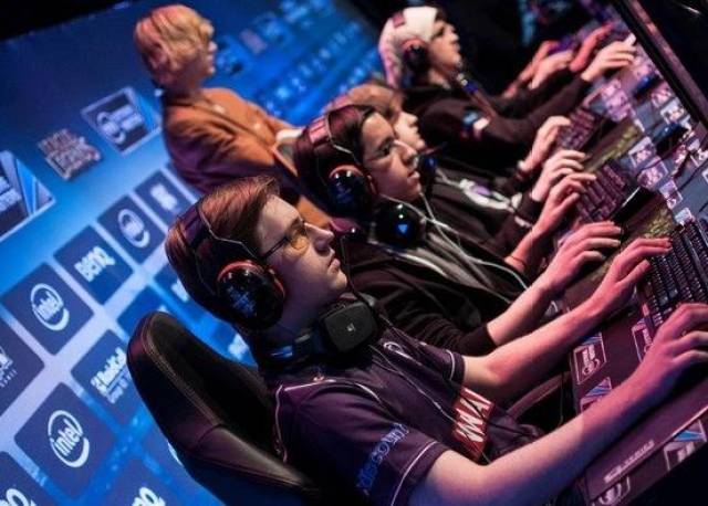 前展现信心 前展现信心